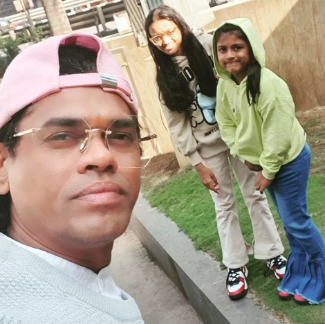 actor siddharth jadhav with daughters
