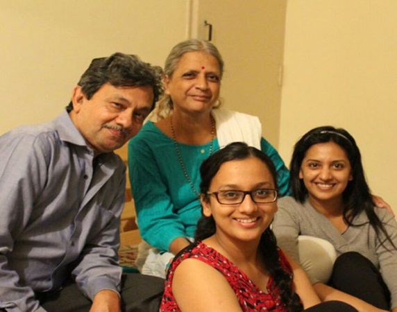 actress tejashri pradhan family photo
