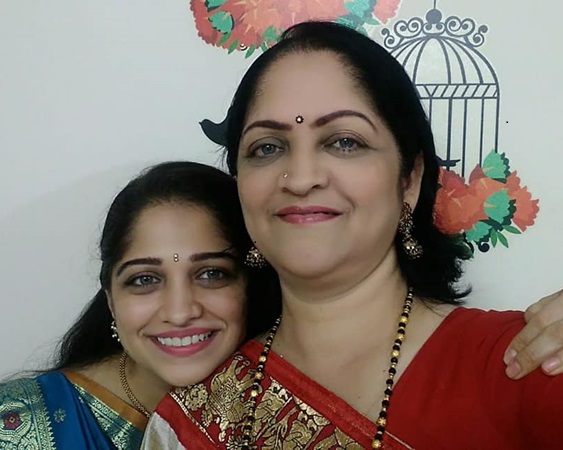 actress amruta phadke with mother