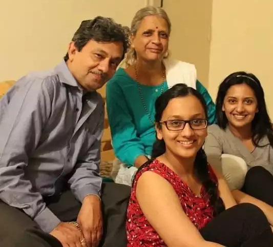 tejashri pradhan family photo