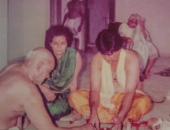 ravindra mahajani with wife madhavi kothrud home vastushanti