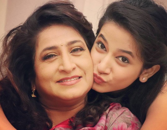 kishori ambiye with daughter kajal patil