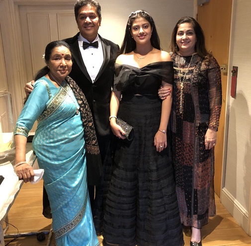 aasha bhosle daughter family photo