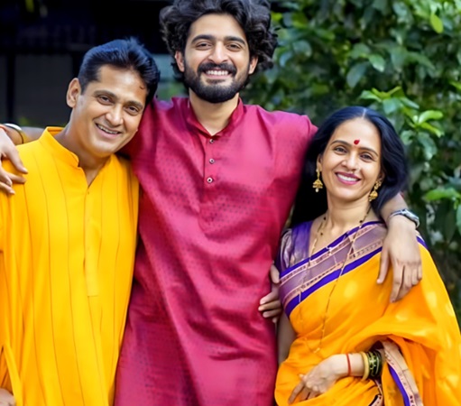 aishwarya narkar family photo