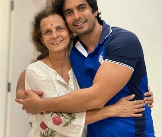 gashmeer mahajani with mother