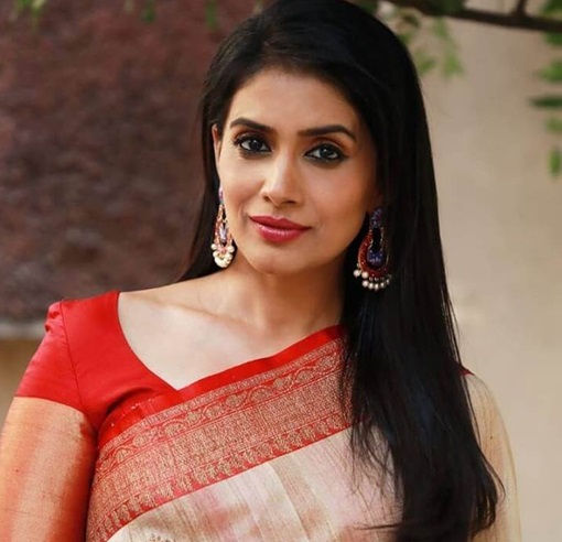 sonali kulkarni news