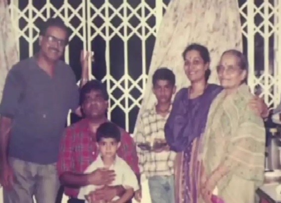 ashok saraf family photo mother sister and brother