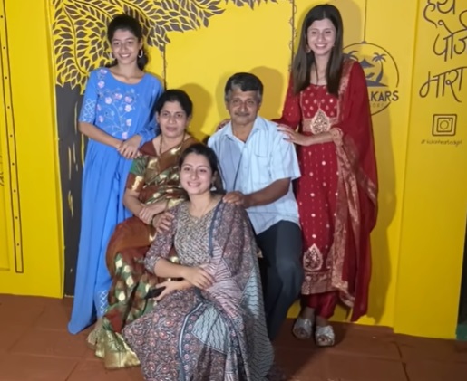 ankita walawalkar with sisters family photo