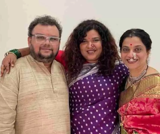 atul parchure wife and daughter family photo