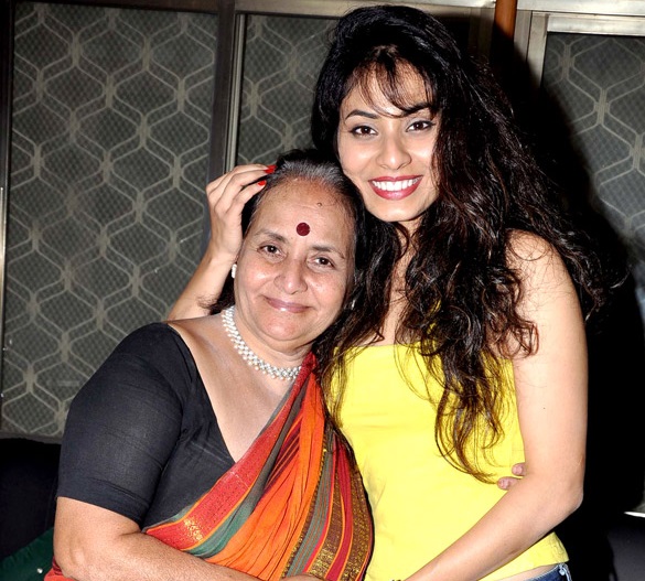 manisha kelkar with mother jeevankala kelkar