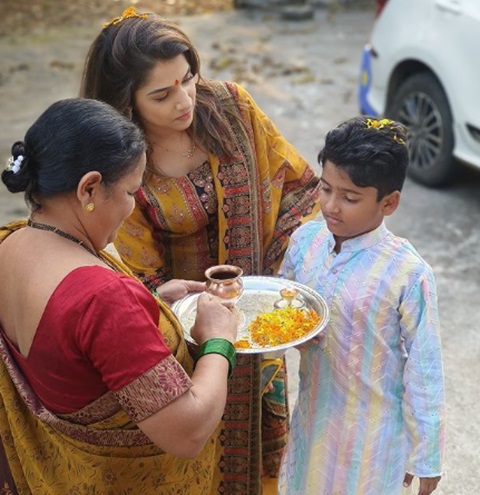 janhavi killekar with son