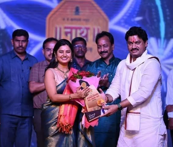 prajakta mali and dhananjay munde photo