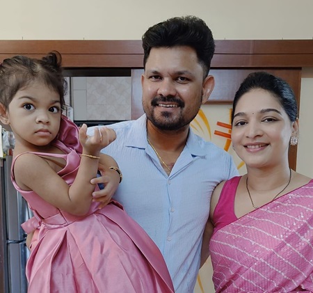 varad chavan with wife and daughter