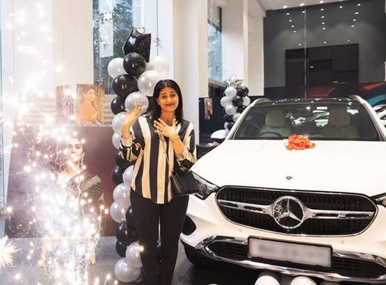 sonali kulkarni buy mercedes benz car