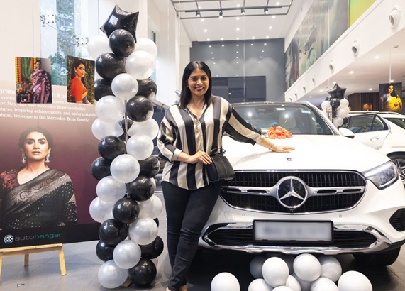 actress sonali kulkarni buy mercedes benz car