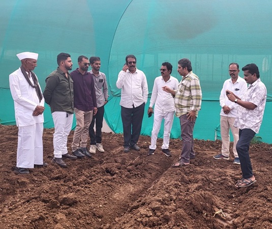 actor Mayur Khandge with farmers