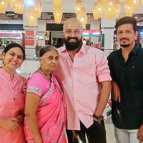 actor shailesh korde family